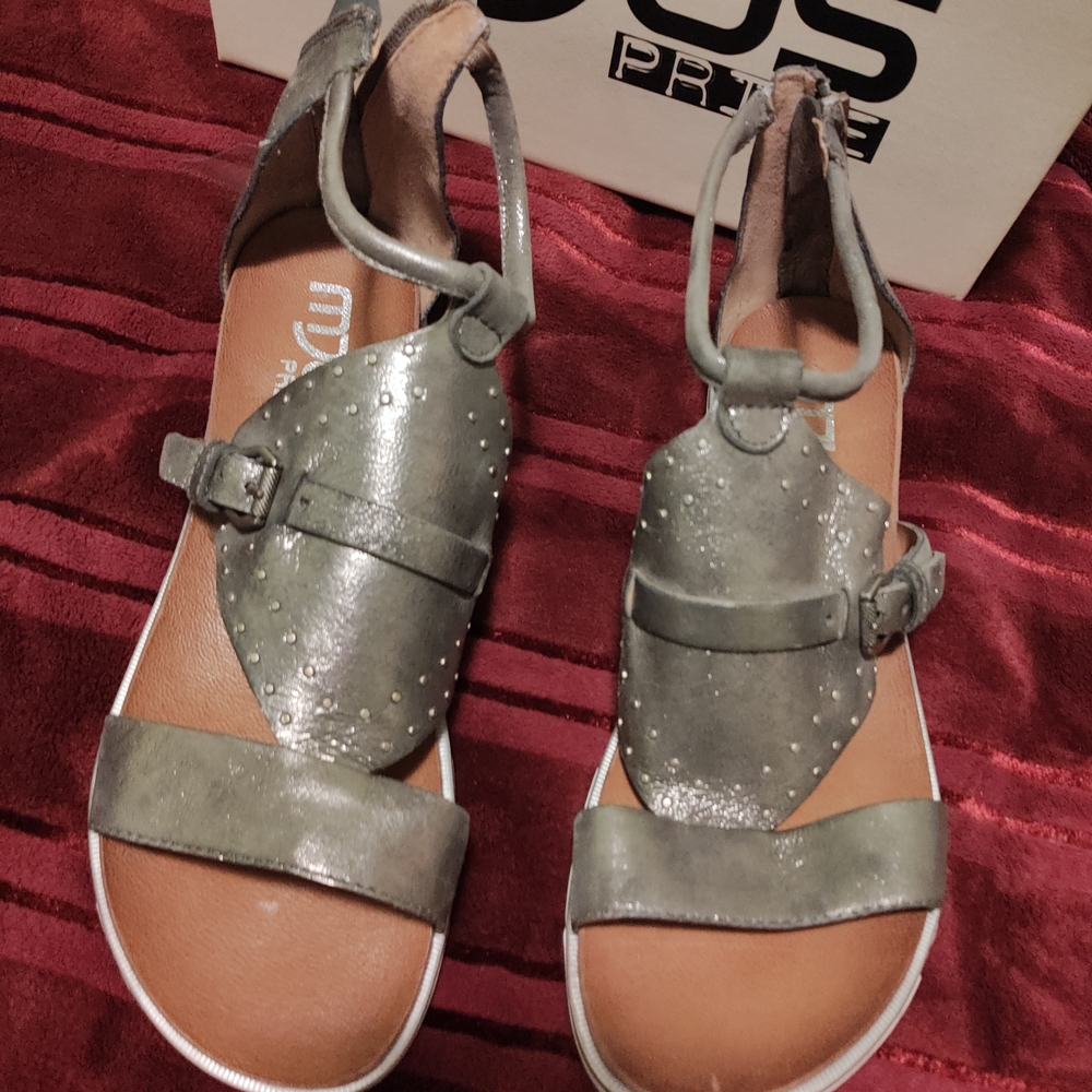 Stylish Women's Gray Sandals